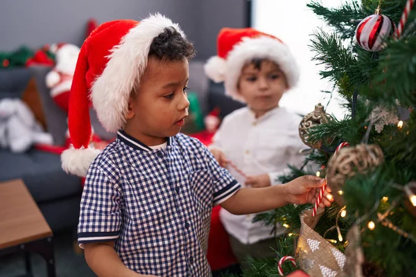 Αξιολάτρευτα Αγόρια Στολίζουν Χριστουγεννιάτικο Δέντρο Στο Σπίτι — Φωτογραφία Αρχείου