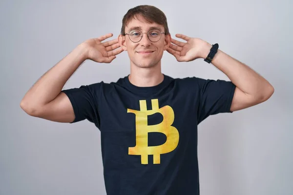 Homem Loiro Caucasiano Vestindo Camiseta Bitcoin Sorrindo Puxando Orelhas Com — Fotografia de Stock