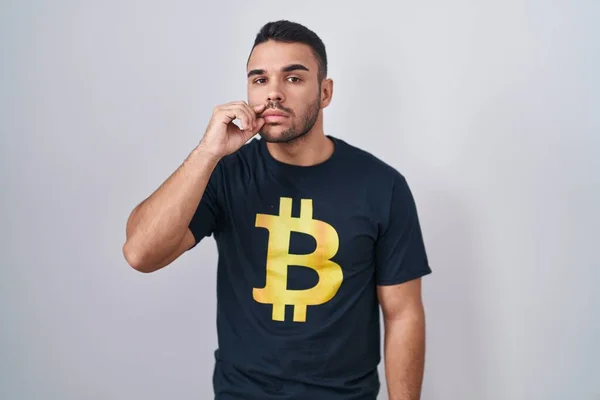 Mladý Hispánec Bitcoinové Košili Ústy Rty Zavřenými Jako Zip Prsty — Stock fotografie