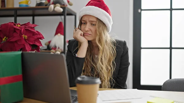 Ung Blond Kvinna Företagare Firar Jul Arbetar Stressad Kontoret — Stockfoto