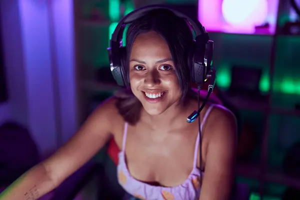 若いヒスパニック系の女性のストリーマーは ゲームルームで自信を持ってビデオゲームを笑って — ストック写真