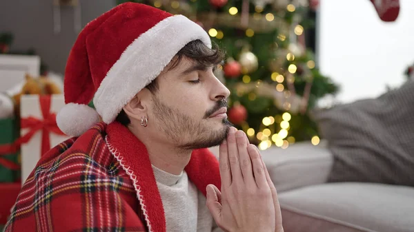 Νεαρός Ισπανός Προσεύχεται Καθισμένος Στο Χριστουγεννιάτικο Δέντρο Στο Σπίτι — Φωτογραφία Αρχείου