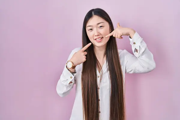 Chinês Jovem Mulher Sobre Fundo Rosa Sorrindo Alegre Mostrando Apontando — Fotografia de Stock