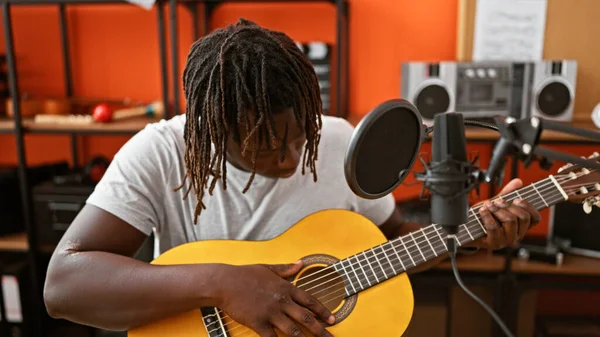Afro Americano Músico Tocando Guitarra Clássica Estúdio Música — Fotografia de Stock