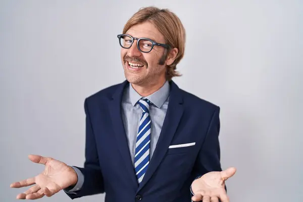 비즈니스 콧수염을 남자는 친절한 긍정적이고 자신감있는 인사말로 열려있는 즐겁게 미소를 — 스톡 사진