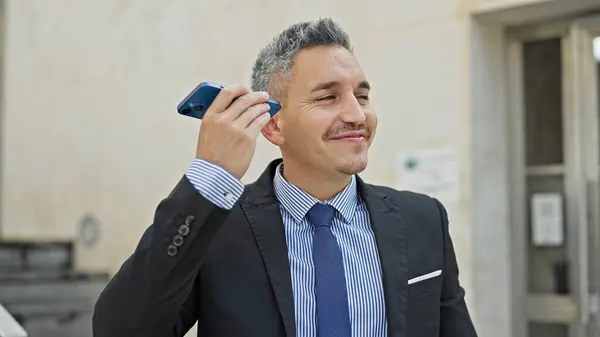 Ung Latinamerikansk Man Affärsarbetare Ler Tryggt Lyssna Röst Budskap Smartphone — Stockfoto