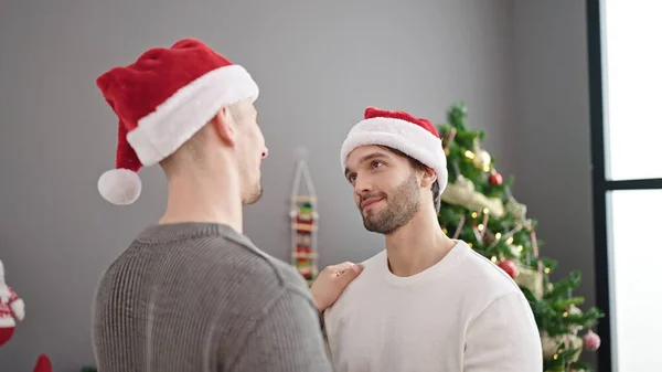 Dwóch Mężczyzn Świętuje Boże Narodzenie Przytulając Się Domu — Zdjęcie stockowe
