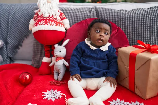 Αφρικανική Αμερικανική Μωρό Κάθεται Καναπέ Χριστουγεννιάτικη Διακόσμηση Στο Σπίτι — Φωτογραφία Αρχείου