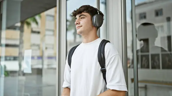Veselý Mladý Hispánský Teenager Nosí Batoh Sebevědomě Poslouchá Hudbu Univerzitním — Stock fotografie