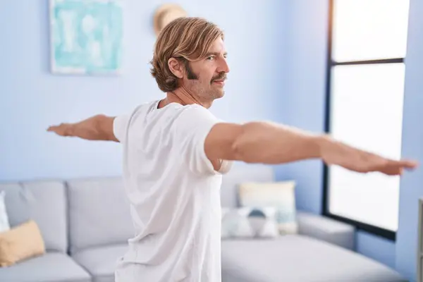 Junger Blonder Mann Trainiert Yoga Hause — Stockfoto
