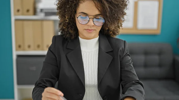 Young Beautiful Hispanic Woman Business Worker Sitting Table Serious Face — Stock Photo, Image