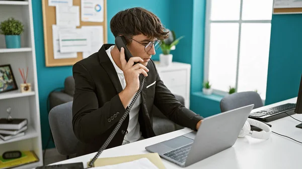Junge Hispanische Geschäftsfrau Die Konzentriert Telefoniert Während Sie Eleganten Bürointerieur — Stockfoto