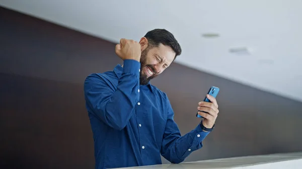 Молодий Іспаномовний Чоловік Бізнесмен Використовуючи Смартфон Святкування Офісі — стокове фото
