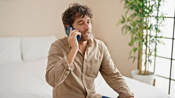 Genç Spanyol Adam Akıllı Telefonda Konuşuyor Yatak Odasında Oturuyor — Stok fotoğraf