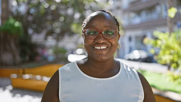 Fröhliche Selbstbewusste Afroamerikanerin Steht Und Lächelt Draußen Stadtpark — Stockfoto