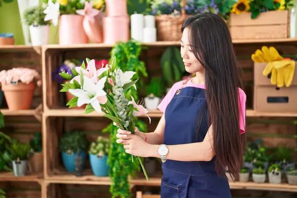 Jovem Mulher Chinesa Florista Segurando Buquê Flores Loja Flores — Fotografia de Stock