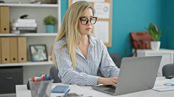 Junge Blonde Geschäftsfrau Arbeitet Mit Laptop Büro — Stockfoto