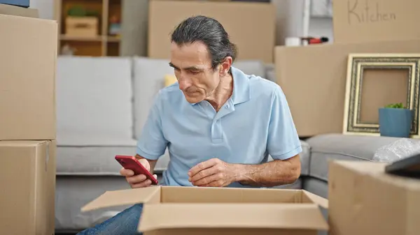 Hombre Mediana Edad Desembalaje Caja Cartón Con Teléfono Inteligente Nuevo — Foto de Stock