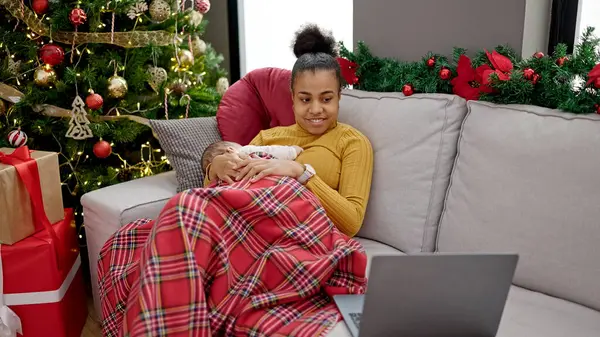 Mãe Filho Celebrando Natal Usando Laptop Casa — Fotografia de Stock