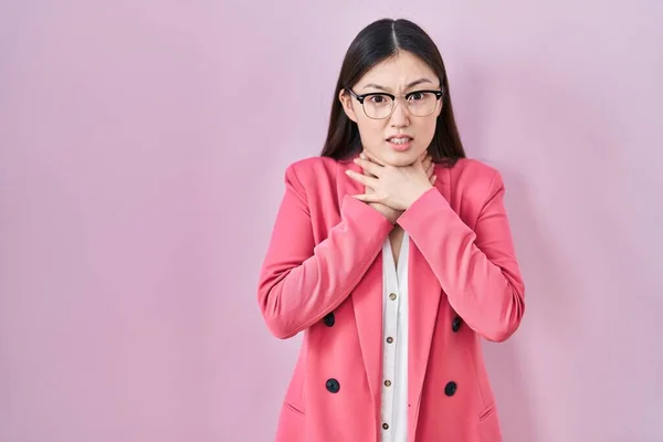 Chinês Negócios Jovem Mulher Vestindo Óculos Gritando Sufocar Porque Doloroso — Fotografia de Stock
