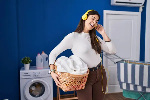 Young Beautiful Hispanic Woman Listening Music Holding Basket Clothes Laundry — Stock Photo, Image