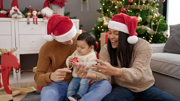 Pár Syn Pomocí Smartphonu Sedí Podlaze Vánočního Stromečku Doma — Stock fotografie