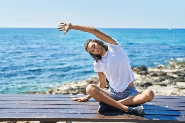 Joven Hispano Haciendo Ejercicio Yoga Sentado Banco Orilla Del Mar — Foto de Stock
