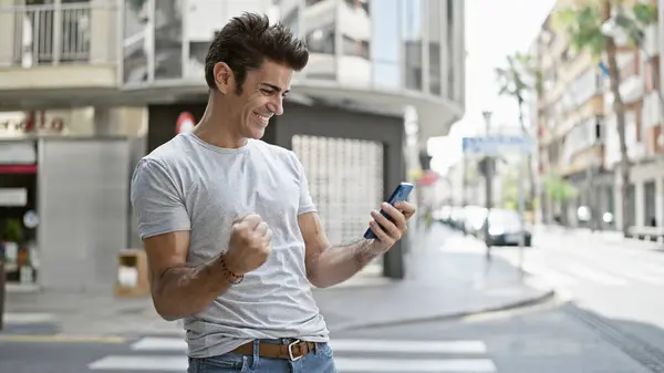 Genç Spanyol Adam Sokakta Akıllı Telefon Kullanıyor — Stok fotoğraf