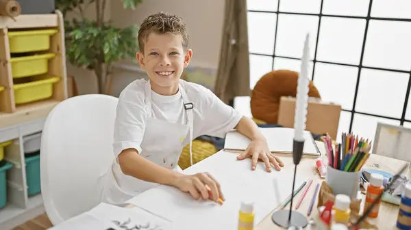 Adorable Niño Rubio Artista Sonriendo Con Confianza Mientras Dibuja Cuaderno — Foto de Stock