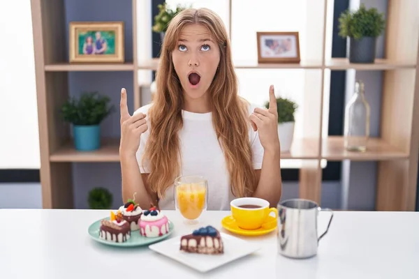 Junge Kaukasische Frau Die Gebäck Zum Frühstück Isst Staunt Und — Stockfoto