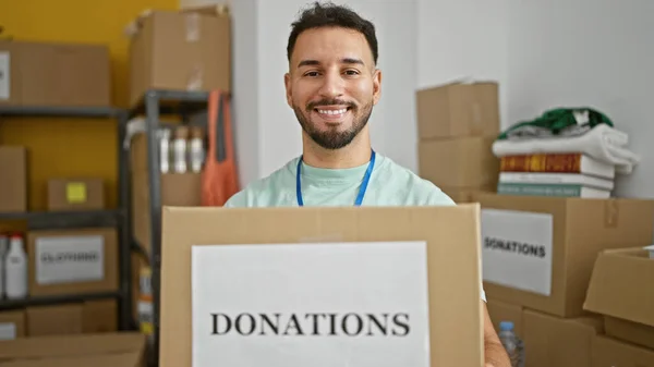 Genç Arap Gönüllü Gönüllü Gülümsüyor Bağış Paketini Hayır Kurumunda Tutuyor — Stok fotoğraf