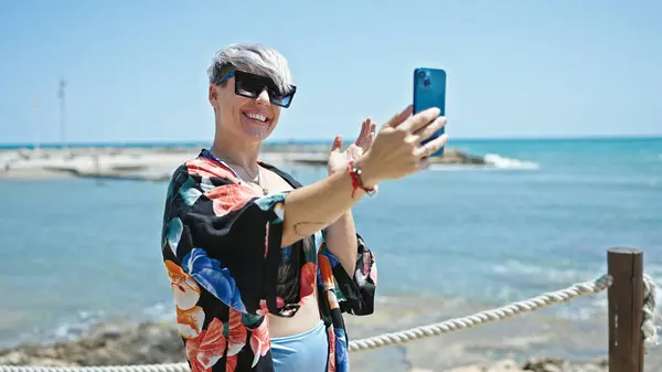 Joven Turista Con Bikini Gafas Sol Haciendo Videollamadas Playa —  Fotos de Stock