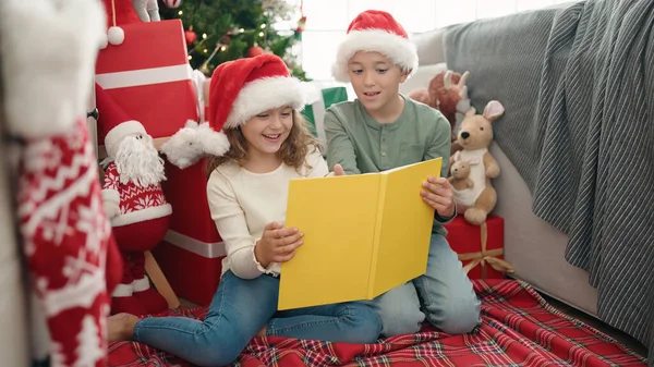 Deux Enfants Lisant Livre Assis Par Terre Près Sapin Noël — Photo
