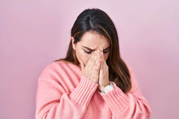 泣きながら手で顔を覆う悲しい表情でピンクの背景の上に立つ若いヒスパニック系の女性 うつ病の概念 — ストック写真