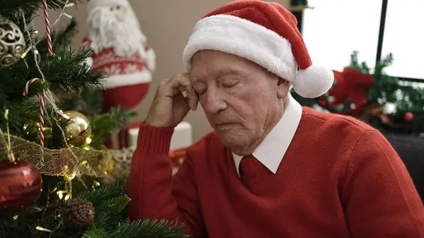 Senior Spí Pohovce Vánočního Stromku Doma — Stock fotografie