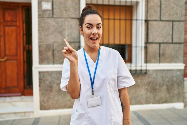 Mujer Hispana Joven Con Tarjeta Identificación Del Médico Sonriendo Con — Foto de Stock