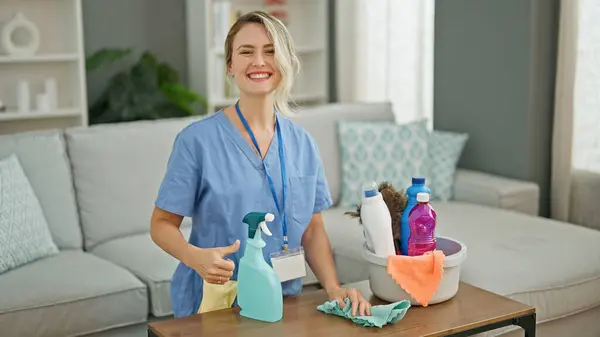 Genç Sarışın Kadın Profesyonel Temizlik Masası Evde Gülümsüyor — Stok fotoğraf