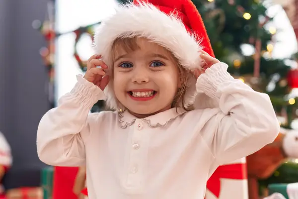Sevimli Sarışın Kız Gülümsüyor Kendine Güveni Tam Noel Ağacının Yanında — Stok fotoğraf