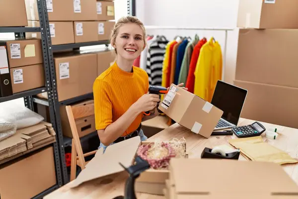 Genç Sarışın Kadın Ecommerce Çalışanı Ofiste Tarama Paketi — Stok fotoğraf