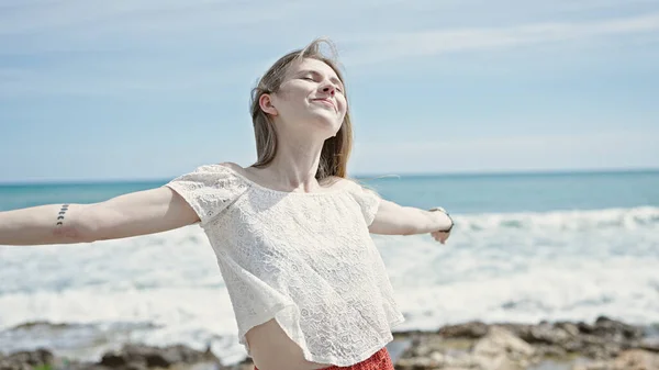 Joven Mujer Rubia Turista Sonriendo Confiado Pie Con Los Brazos — Foto de Stock
