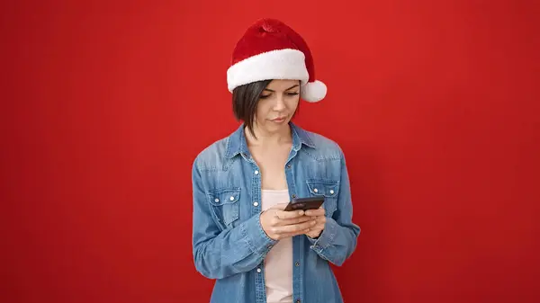 Jeune Femme Caucasienne Portant Chapeau Noël Utilisant Smartphone Sur Fond — Photo