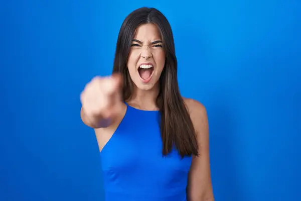 Mavi Arka Planda Dikilen Spanyol Kadın Kameraya Kızgın Sinirli Olduğunu — Stok fotoğraf