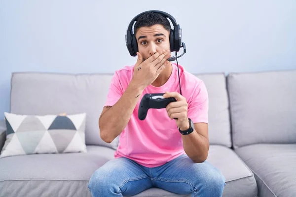 Hispán Fiatalember Videojáték Vezérlőt Játszik Kanapén Ülve Sokkolta Száját Tévedés — Stock Fotó