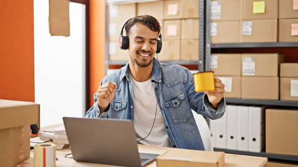 Latin Kökenli Genç Bir Adamı Ofiste Kahve Içerek Müzik Dinliyor — Stok fotoğraf