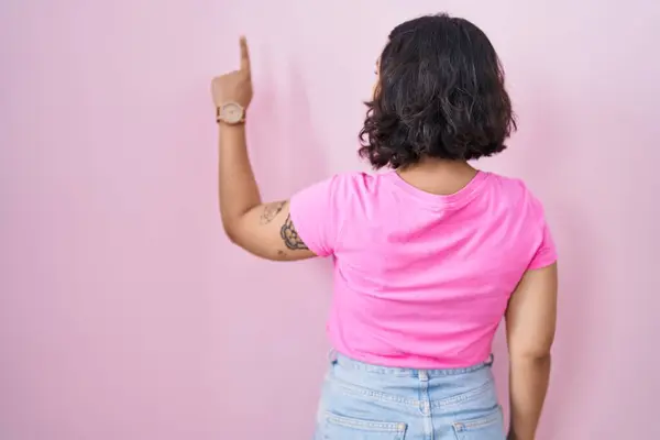 Young Hispanic Woman Standing Pink Background Posing Backwards Pointing Ahead — Stock Photo, Image