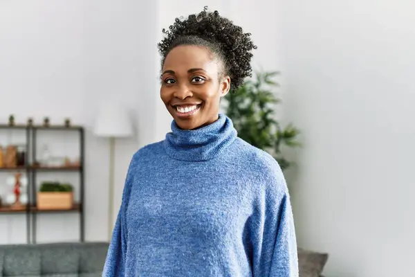 Afrikansk Amerikansk Kvinna Ler Säker Stående Hemma — Stockfoto