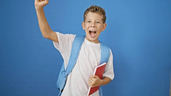 Bedårande Blond Pojke Självsäker Student Håller Bok Och Firar Sin — Stockfoto