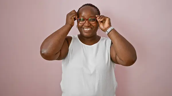 Selbstbewusste Lächelnde Afroamerikanerin Mit Brille Fröhlicher Positiver Stimmung Lässig Vor — Stockfoto