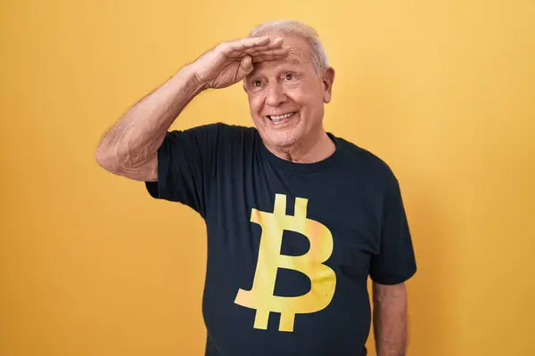 Senior Man Med Grått Hår Bär Bitcoin Skjorta Mycket Glad — Stockfoto