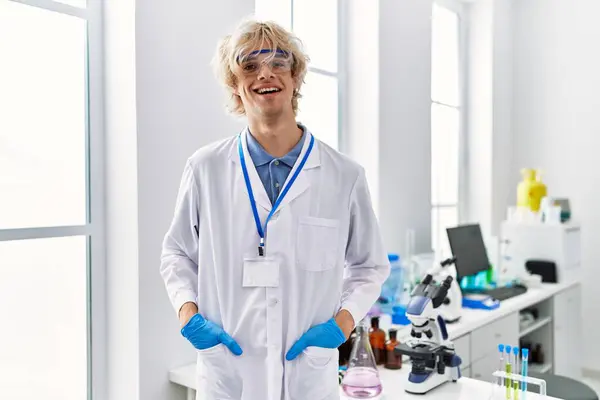 Jovem Cientista Loiro Sorrindo Confiante Laboratório — Fotografia de Stock